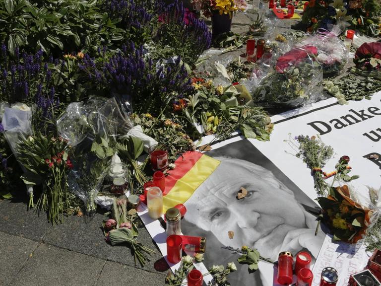 Vor dem Haus des früheren Bundeskanzlers Helmut Kohl haben Passanten Blumen niedergelegt. Oggersheim, 19.6.2017.