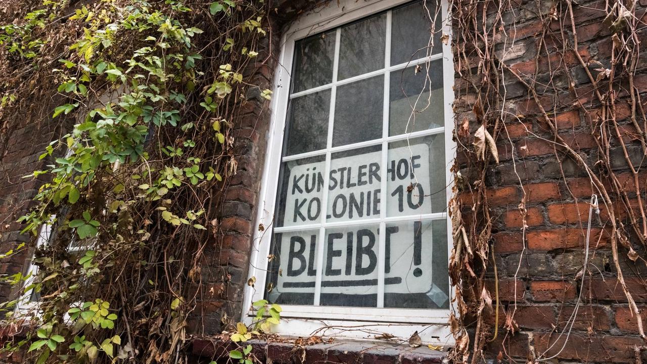 "Künstlerhof Kolonie 10 bleibt!", steht auf einem Schild während der Abrissarbeiten der Garagen im Dezember 2018.