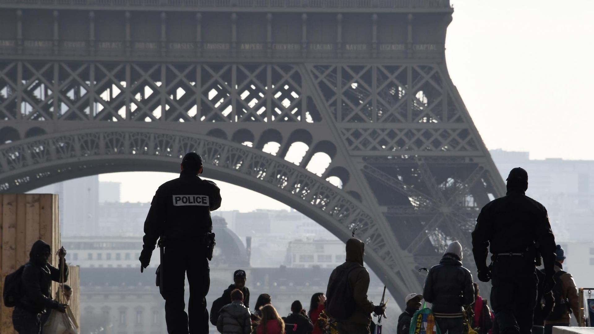 Französische Sicherheitskräfte patrouillieren am Eiffelturm in Paris.