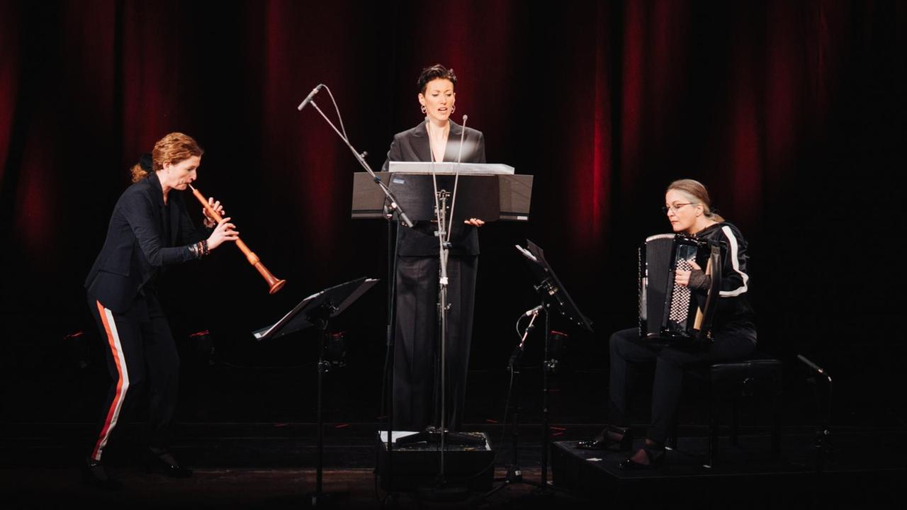 Die drei Musikerinnen in Aktion auf der Bühne