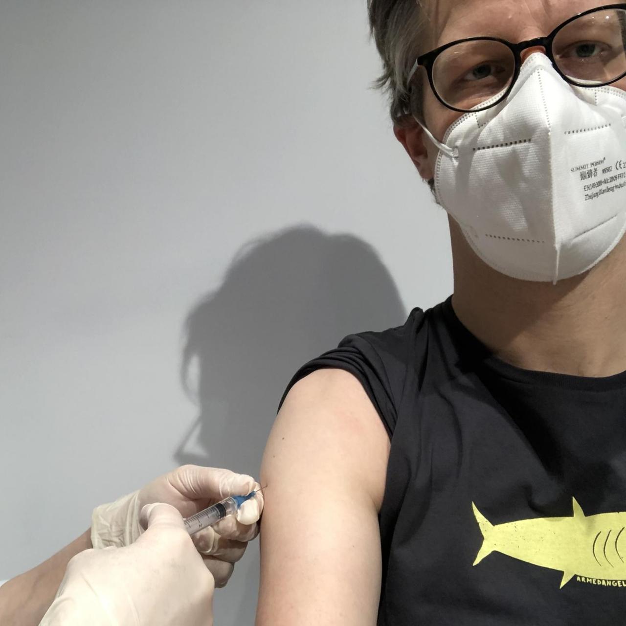 Russland-Korrespondent Thielko Grieß hat im GUM am Roten Platz die zweite Impfdosis bekommen