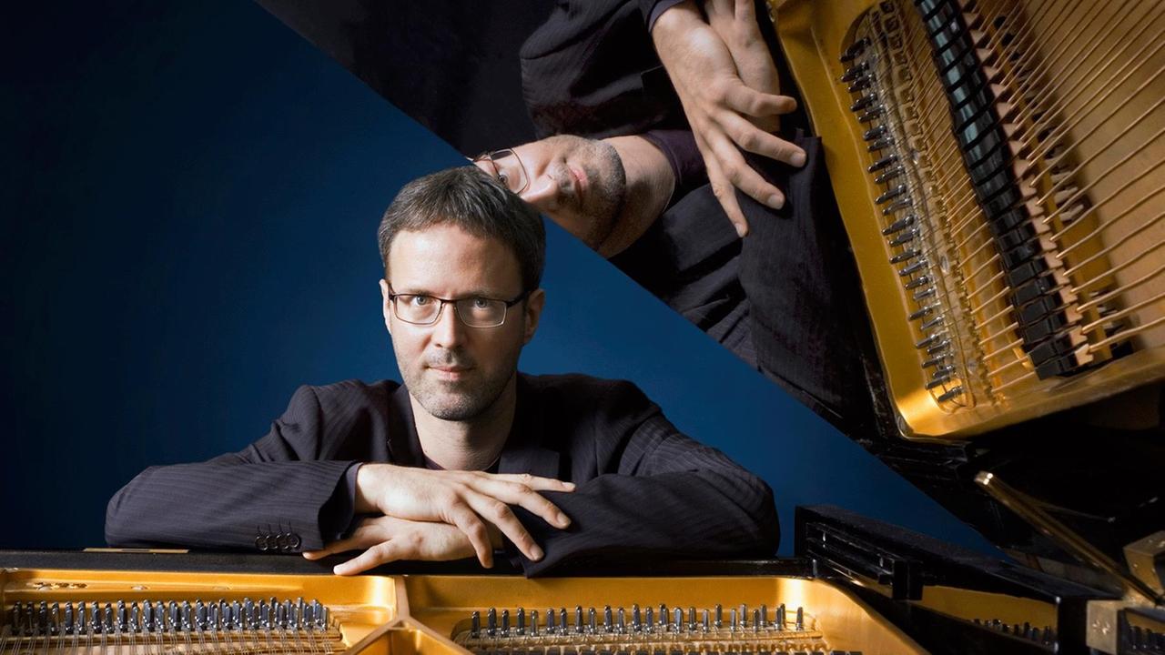 Pianist Martin von der Heydt sitzt am Flügel Pianist Martin von der Heydt sitzt am Flügel