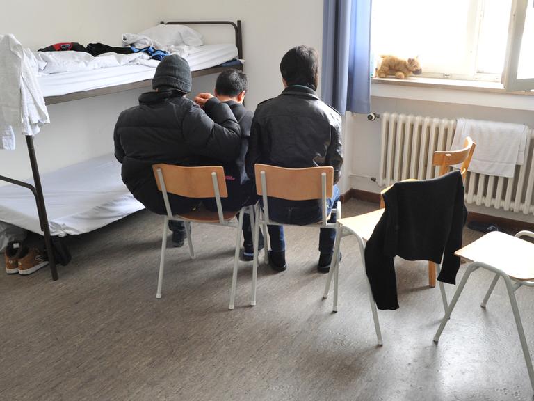 Jugendliche, sogenannte "unbegleitete minderjährige Flüchtlinge (umF)" halten in ihrem Zimmer eines Asylbewerberheims in München auf.