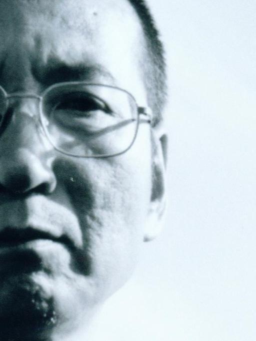 ARCHIV - Ein undatiertes schwarz-weiß-Bild zeigt den inhaftierten chinesischen Dissidenten und Bürgerrechtler Liu Xiaobo.