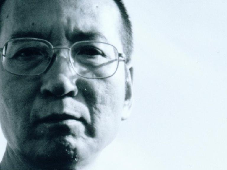 ARCHIV - Ein undatiertes schwarz-weiß-Bild zeigt den inhaftierten chinesischen Dissidenten und Bürgerrechtler Liu Xiaobo.