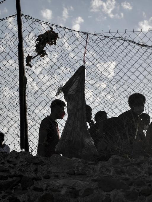 Geflüchtete und Migranten müssen sich im neu errichteten Flüchtlingslager auf Lesbos neu registrieren, 12.09.2020
