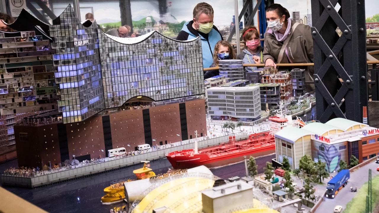 Besucher im Miniatur Wunderland mit Mundschutz. Mit verschiedenen Maßnahmen sorgen die Betreiber dafür, dass der Betrieb auch in Coronazeiten weitergehen kann.