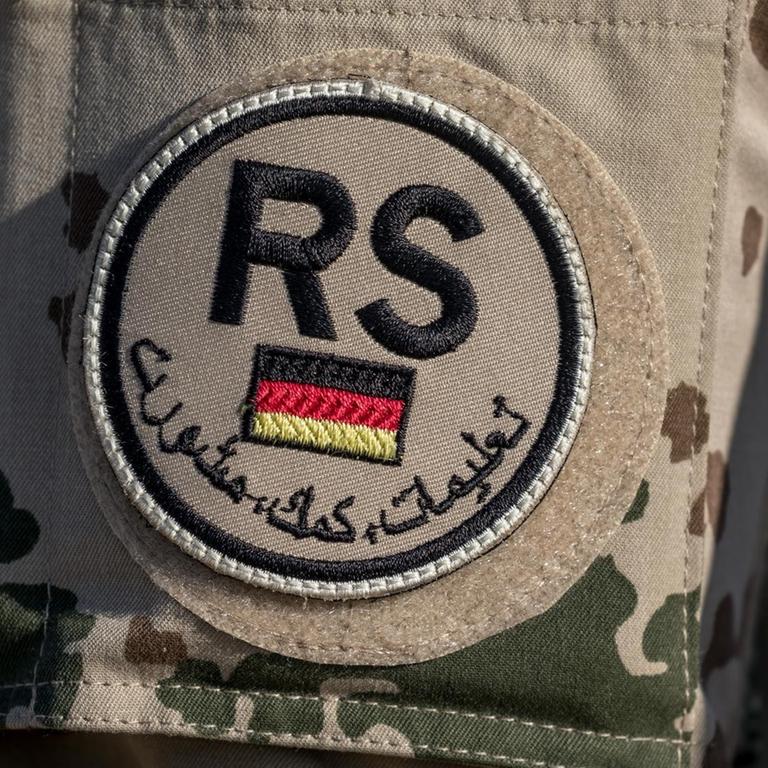 Schulterpatch der Nato-Mission Resolute Support auf der Uniform eines Bundeswehrsoldaten im Feldlager Camp Marmal