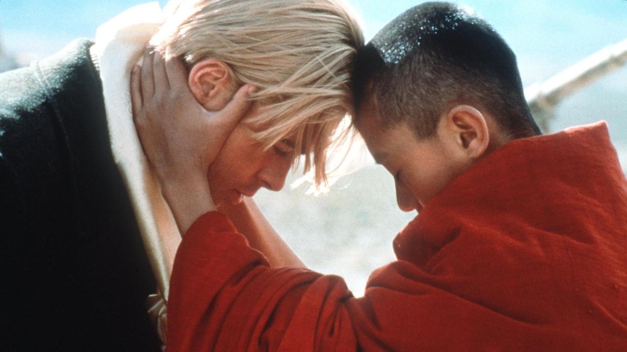 Szene aus dem Kinofilm "Sieben Jahre in Tibet"mit Brad Pitt als österreichischem Bergsteiger Heinrich Harrer (l) hier Stirn an Stirn mit Jamyang Wangchuk als dem jungen Dalai Lama. Regisseur Jean-Jacques Annaud erzählt in seinem Film von den Erlebnissen Harrers in Tibet. 