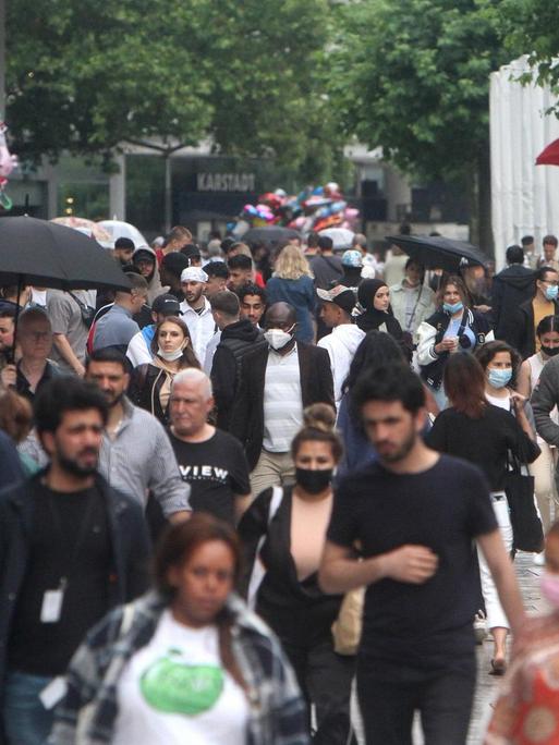 Nach den inzidenzbedingten Lockerungen und Wiedereröffnung der Geschäfte herrscht in der Einkaufsstraße und Fußgängerzone Zeil in der Innenstadt von Frankfurt wieder reger Andrang von Passanten