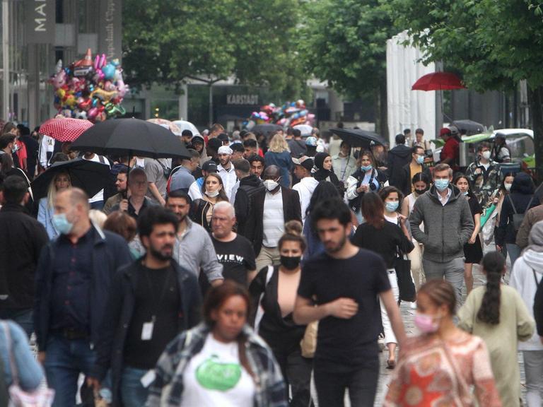 Nach den inzidenzbedingten Lockerungen und Wiedereröffnung der Geschäfte herrscht in der Einkaufsstraße und Fußgängerzone Zeil in der Innenstadt von Frankfurt wieder reger Andrang von Passanten