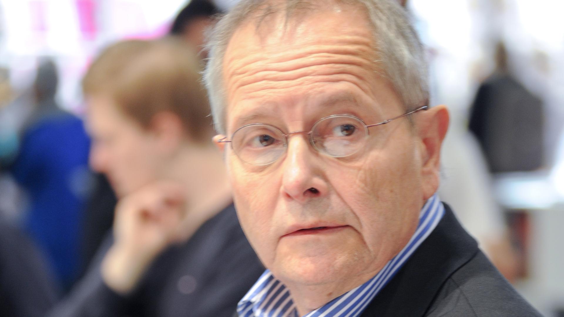 Der Journalist und Publizist Thomas Schmid 2012 auf der Frankfurter Buchmesse. Der Journalist und Publizist Thomas Schmid 2012 auf der Frankfurter Buchmesse.