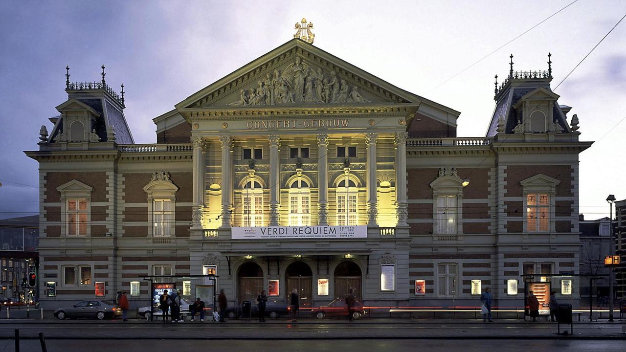Das Amsterdamer Concertgebouw im Abendlicht.
