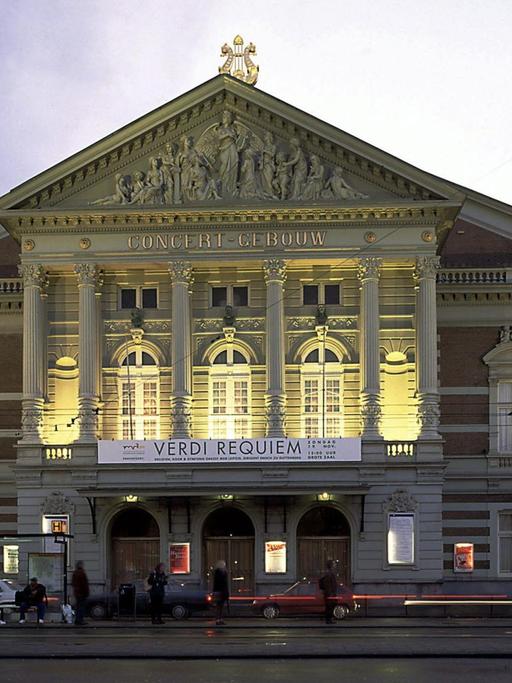 ARCHIV - Das berühmte Concertgebouw (deutsch: Konzertgebäude) in Amsterdam (Archivfoto vom 10.08.2005). Das Gebäude gab dem Königlichen Concertgebouworchester den Namen, das von dem renommierten Klassik-Magazin "Gramophone" zum weltbesten Ensemble gewählt wurde. as Ranking wird an diesem Freitag (21.11.2008) in der Dezember-Ausgabe des britischen Fachmagazins veröffentlicht. Foto: Cees van Leeuwen +++(c) dpa - Report+++ |