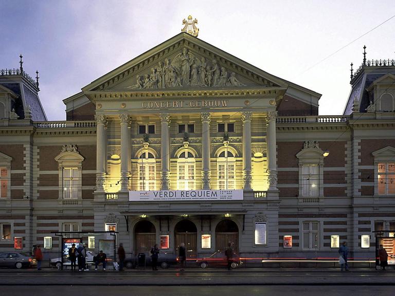 ARCHIV - Das berühmte Concertgebouw (deutsch: Konzertgebäude) in Amsterdam (Archivfoto vom 10.08.2005). Das Gebäude gab dem Königlichen Concertgebouworchester den Namen, das von dem renommierten Klassik-Magazin "Gramophone" zum weltbesten Ensemble gewählt wurde. as Ranking wird an diesem Freitag (21.11.2008) in der Dezember-Ausgabe des britischen Fachmagazins veröffentlicht. Foto: Cees van Leeuwen +++(c) dpa - Report+++ |