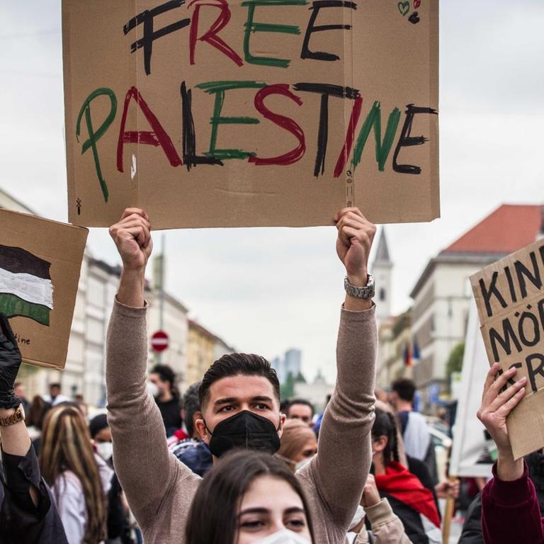Menschen protestieren bei einer "Free Palestine"-Demonstration in München am 11. Mai 2021 gegen Israel