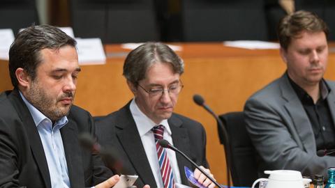 An einem Tisch sitzen von links nach rechts nebeneinander Frank Rieger, Michael Waidner und Sandro Gaycken