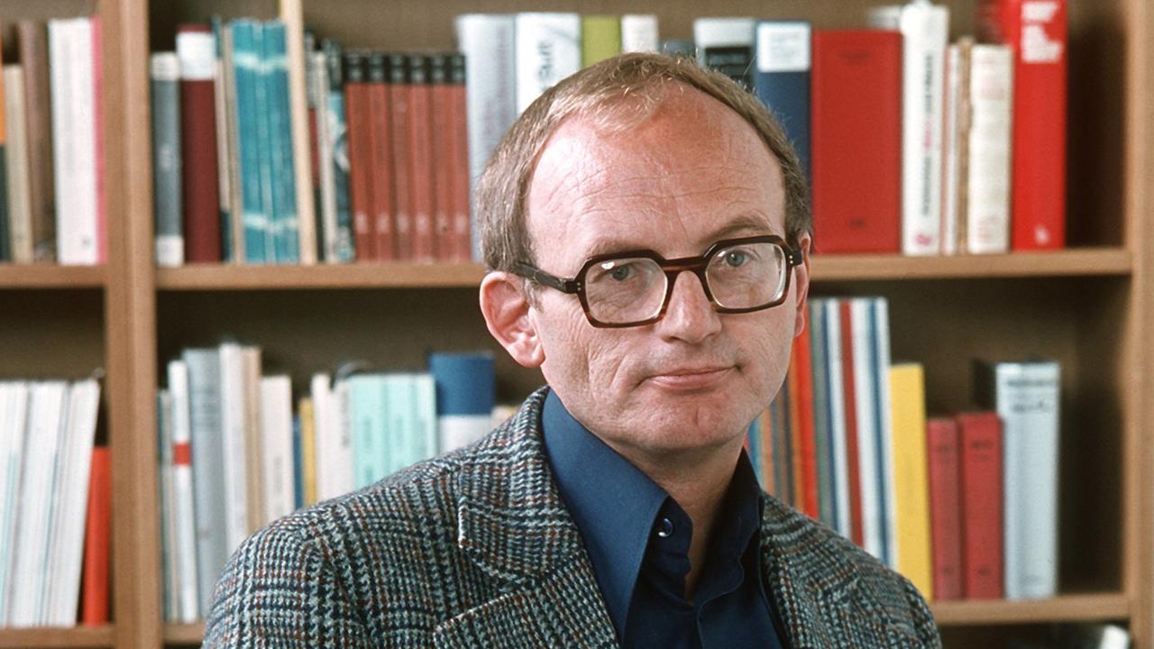 Der Schriftsteller Hermann Kant 1977 auf der Frankfurter Buchmesse