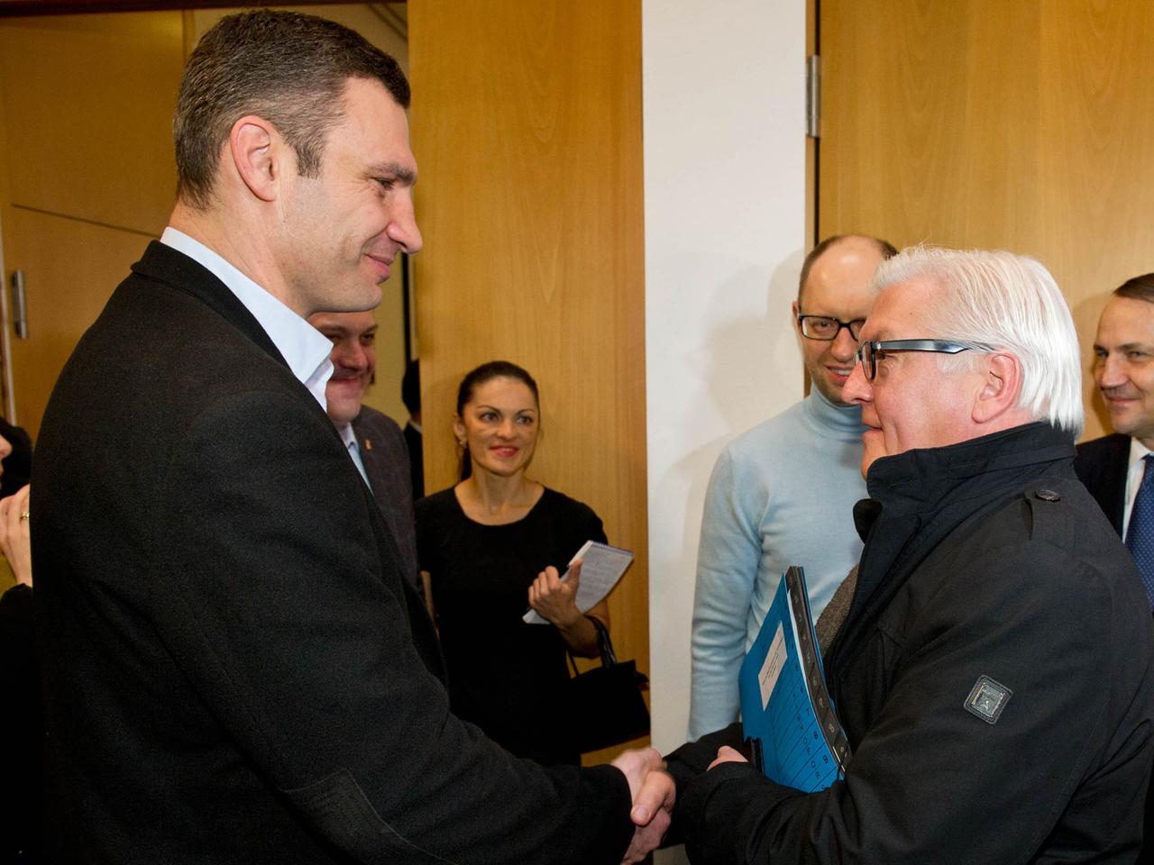 Bundesaußenminister Frank-Walter Steinmeier (rechts) trifft den ukrainischen Oppositionspolitiker Vitali Klitschko in Kiew.