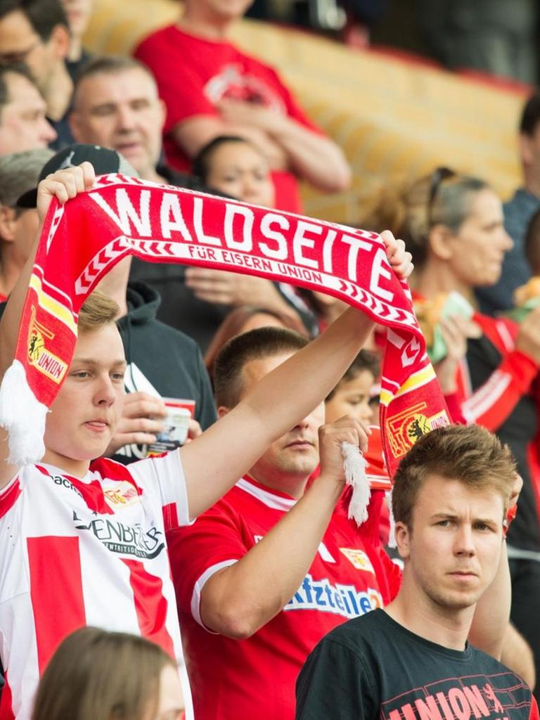 Die Fans von Union Berlin im Stadion Alte Försterei, alle mit Fan-Schals