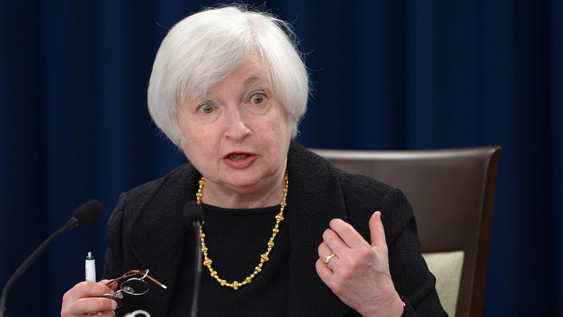 US-Notenbank-Chefin Janet Yellen spricht am 17. September 2015 auf einer Pressekonferenz in Washington. Sie erklärt, warum der Leizins unverändert bleibt.