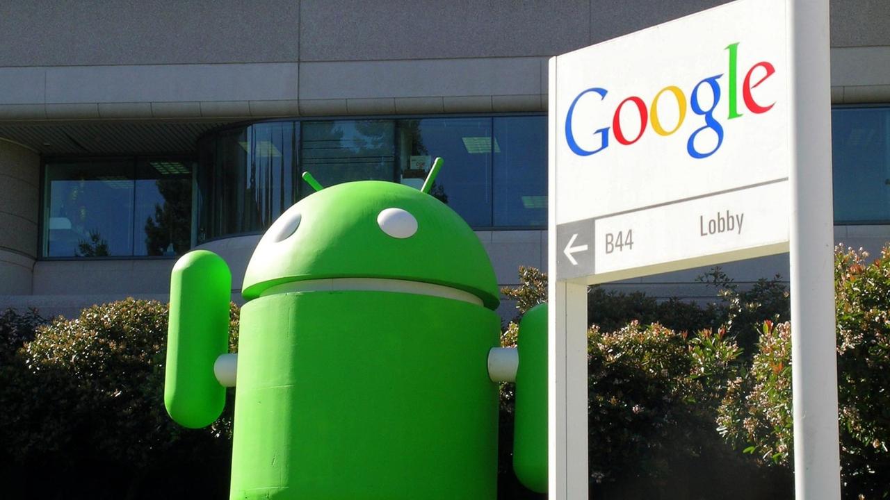 Ein riesiges grünes Robotermännchen - Maskottchen für das Google-Betriebssystem Android - steht vor dem Eingang des amerikanischen Internet-Konzerns Google in Mountain View.