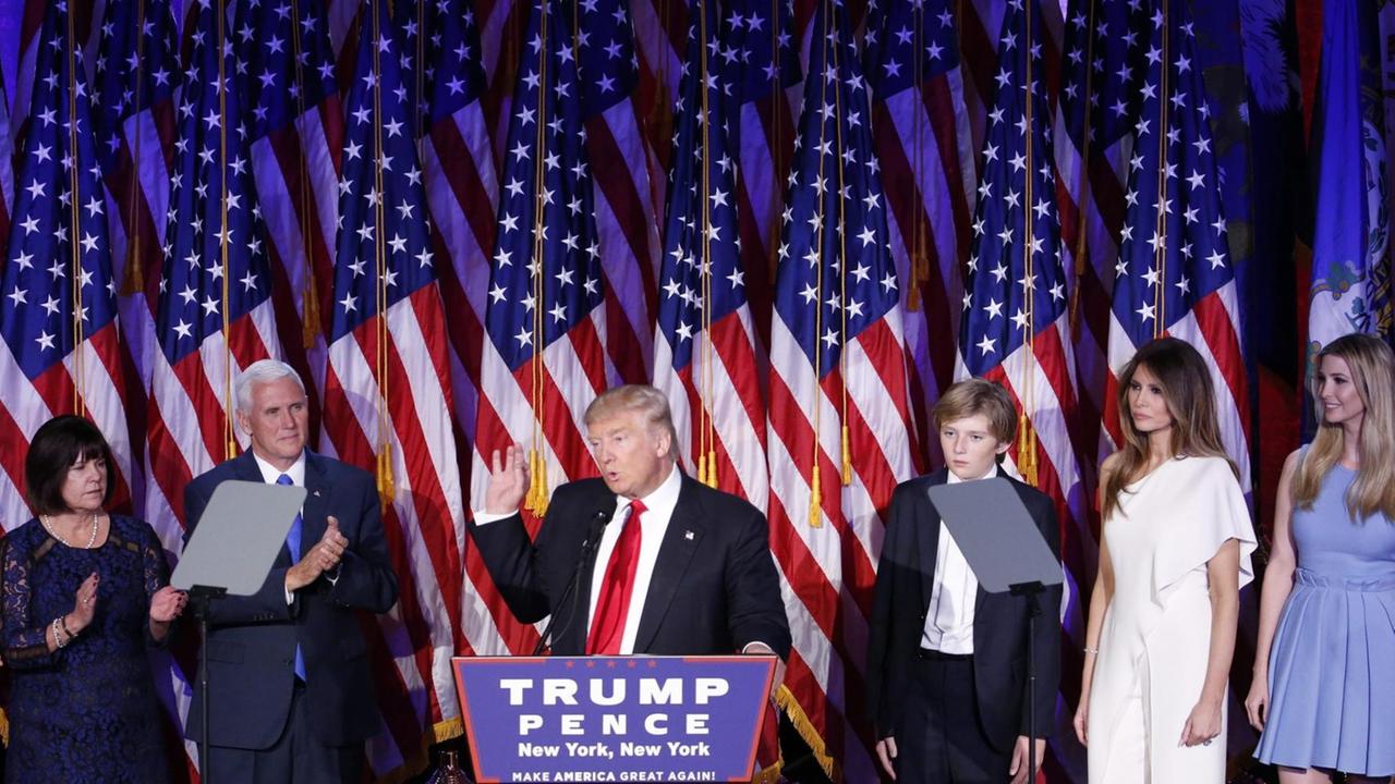Donald Trump bei seiner Rede in New York nach seinem Wahlsieg, rechts neben ihm stehen seine Frau und einer seiner Söhne