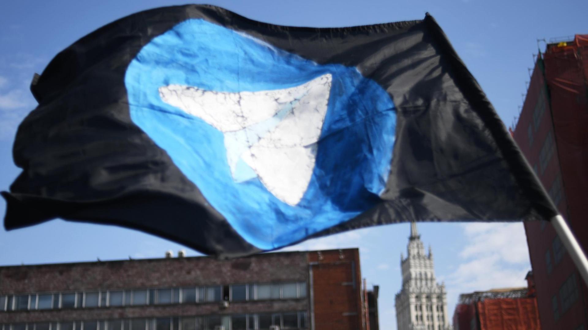Eine Flagge, auf der das Symbol des Messengerdienstes Telegram zu sehen ist