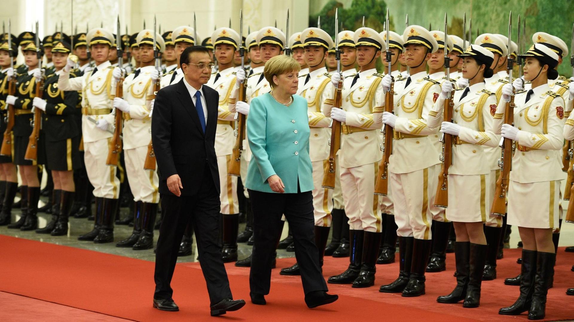 Bundeskanzlerin Angela Merkel wird durch den Ministerpräsidenten der Volksrepublik China, Li Keqiang, in der Großen Halle des Volkes in Peking mit militärischen Ehren begrüßt.