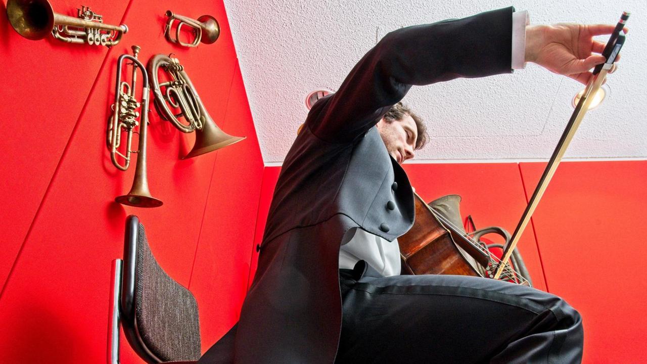 Der Cellist Tobias Tauber von den Bamberger Symphonikern trägt einen Frack aus Funktionsstoff der Zirndorfer Firma Woolwind. Unter den Achseln ist Meshgewebe eingearbeitet, das für zusätzliche Belüftung sorgt.