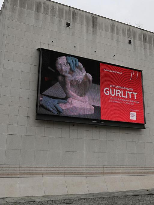 Auf einer Video-Wand an der Bundeskunsthalle erscheint in Bonn (Nordrhein-Westfalen) die Ankündigung für Ausstellung "Bestandsaufnahme Gurlitt".