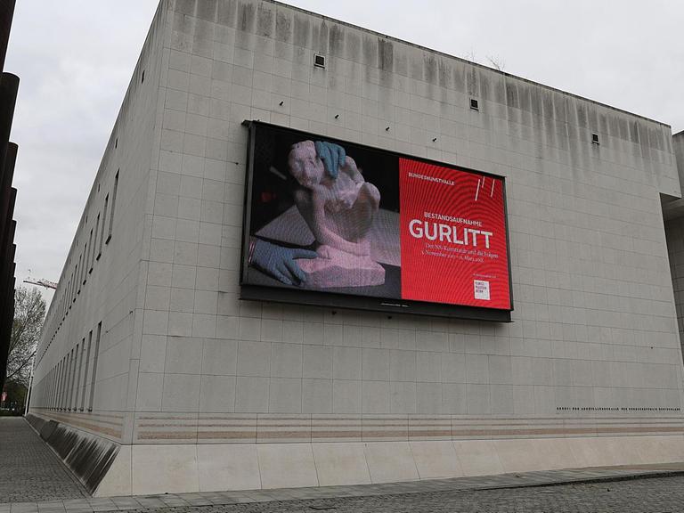 Auf einer Video-Wand an der Bundeskunsthalle erscheint in Bonn (Nordrhein-Westfalen) die Ankündigung für Ausstellung "Bestandsaufnahme Gurlitt".