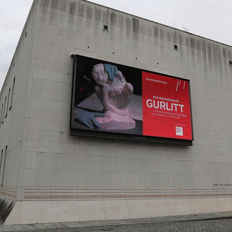 Auf einer Video-Wand an der Bundeskunsthalle erscheint in Bonn (Nordrhein-Westfalen) die Ankündigung für Ausstellung "Bestandsaufnahme Gurlitt". 