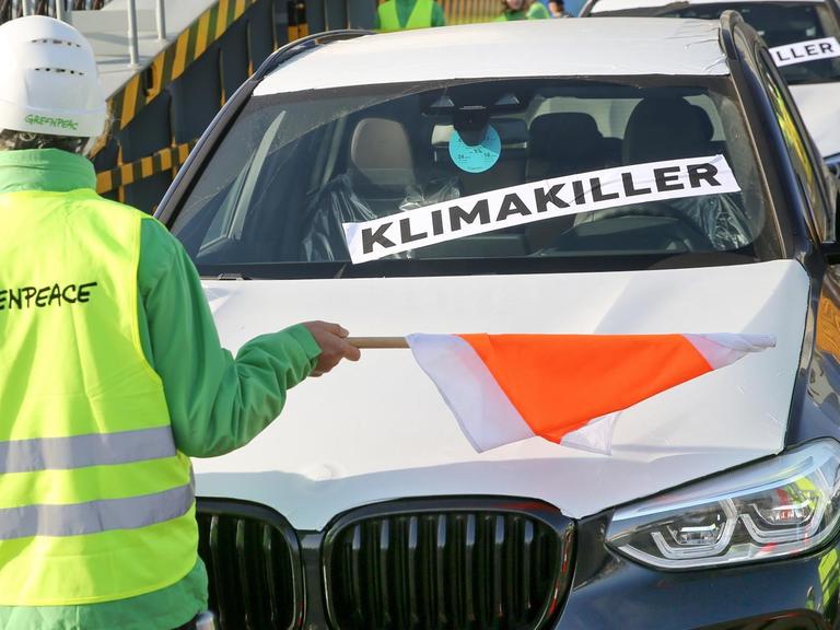 Greenpeace-Aktivisten blockieren am Autoterminal in Bremerhaven das Entladen von SUV-Fahrzeugen.