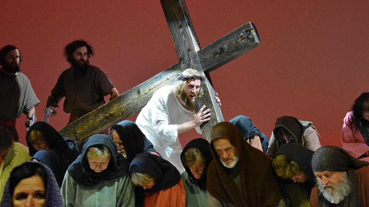 In einer theatralischen Szene aus den Passionsspielen in Erl in Österreich wir der Kreuzweg Christi nachgespielt.