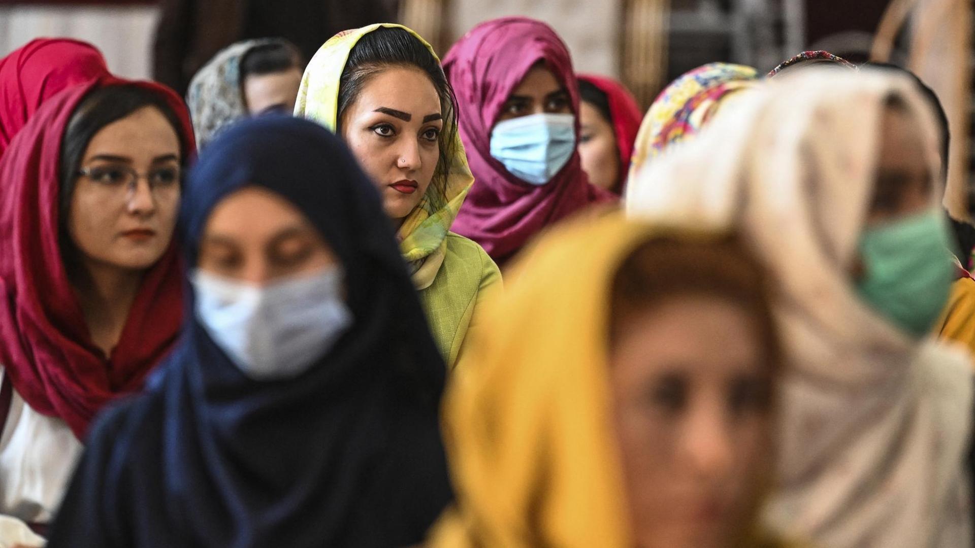 Afghanische Frauen mit Kopftüchern