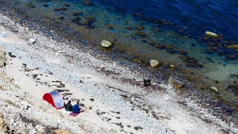 06.05.2018, Schleswig-Holstein, Schwedeneck: Zwei Personen sitzen vor ihrem Zelt am Ostseestrand. Foto: Frank Molter/dpa | Verwendung weltweit
