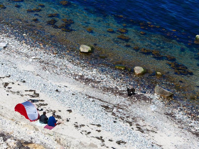 06.05.2018, Schleswig-Holstein, Schwedeneck: Zwei Personen sitzen vor ihrem Zelt am Ostseestrand. Foto: Frank Molter/dpa | Verwendung weltweit