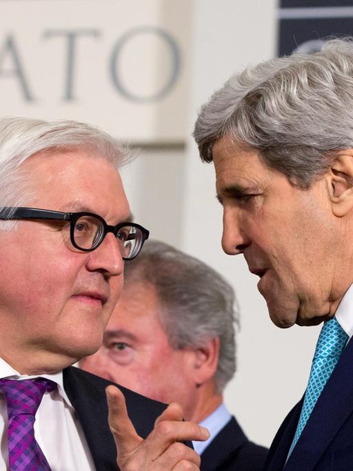 Bundesaußenminister Frank-Walter Steinmeier in Brüssel mit seinem Amtskollegen aus den USA, John Kerry
