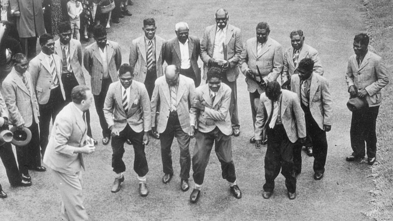 Aborigines in Anzügen und Krawatten am 150. Jahrestag der Ankunft des weißen Mannes in Australien am 2. Februar 1938