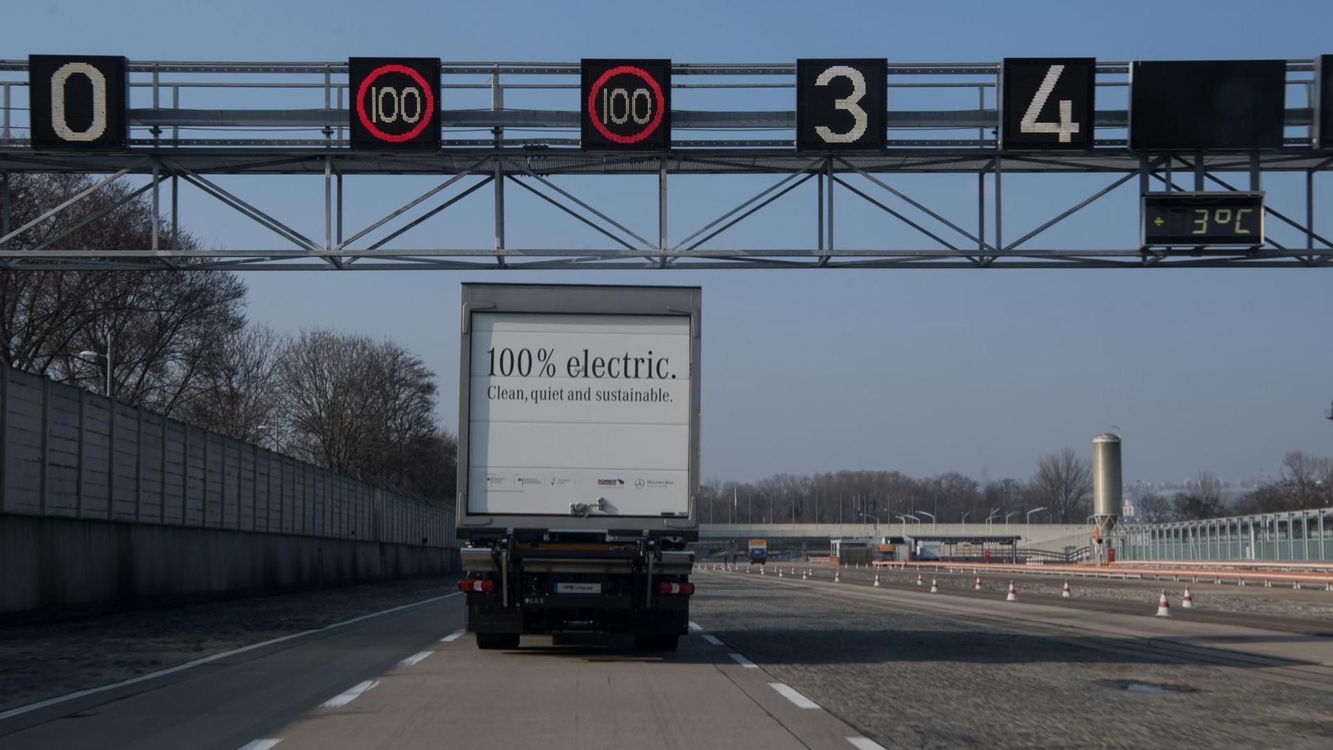 Ein Elektro-Lastwagen eActros von Mercedes-Benz fährt nach der Jahrespressekonferenz der Daimler-Nutzfahrzeugsparte am 21.02.2018 auf der Daimler-Teststrecke in Stuttgart.