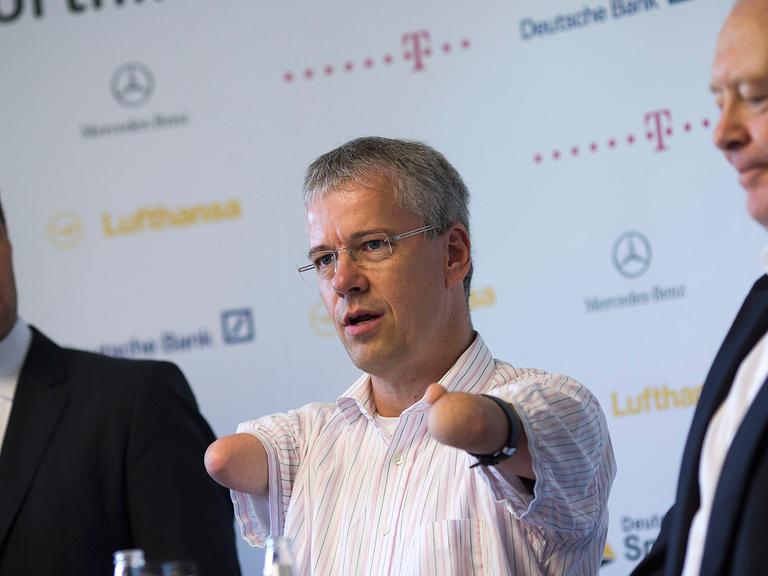 Der siebenmalige Paralympics-Teilnehmer Rainer Schmidt (Mitte) bei einer Pressekonferenz der Deutschen Sporthilfe und des Deutschen Behindertensportverbandes.