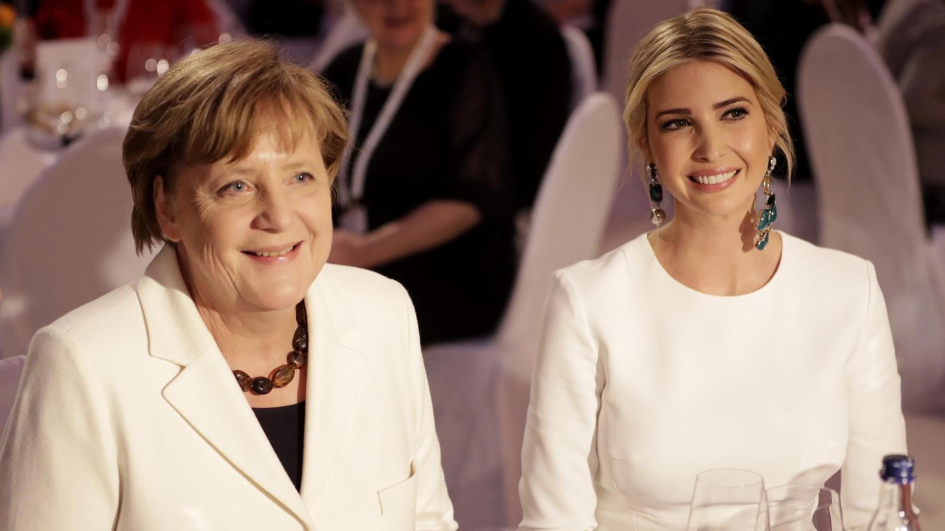 Ivanka Trump, die Tochter und Beraterin des US-Präsidenten, und Bundeskanzlerin Angela Merkel beim Dinner in der Deutschen Bank anläßlich eines internationalen Gipfels zur Stärkung von Frauen in Berlin. Ivanka Trump, die Tochter und Beraterin des US-Präsidenten, und Bundeskanzlerin Angela Merkel beim Dinner in der Deutschen Bank anläßlich eines internationalen Gipfels zur Stärkung von Frauen in Berlin.