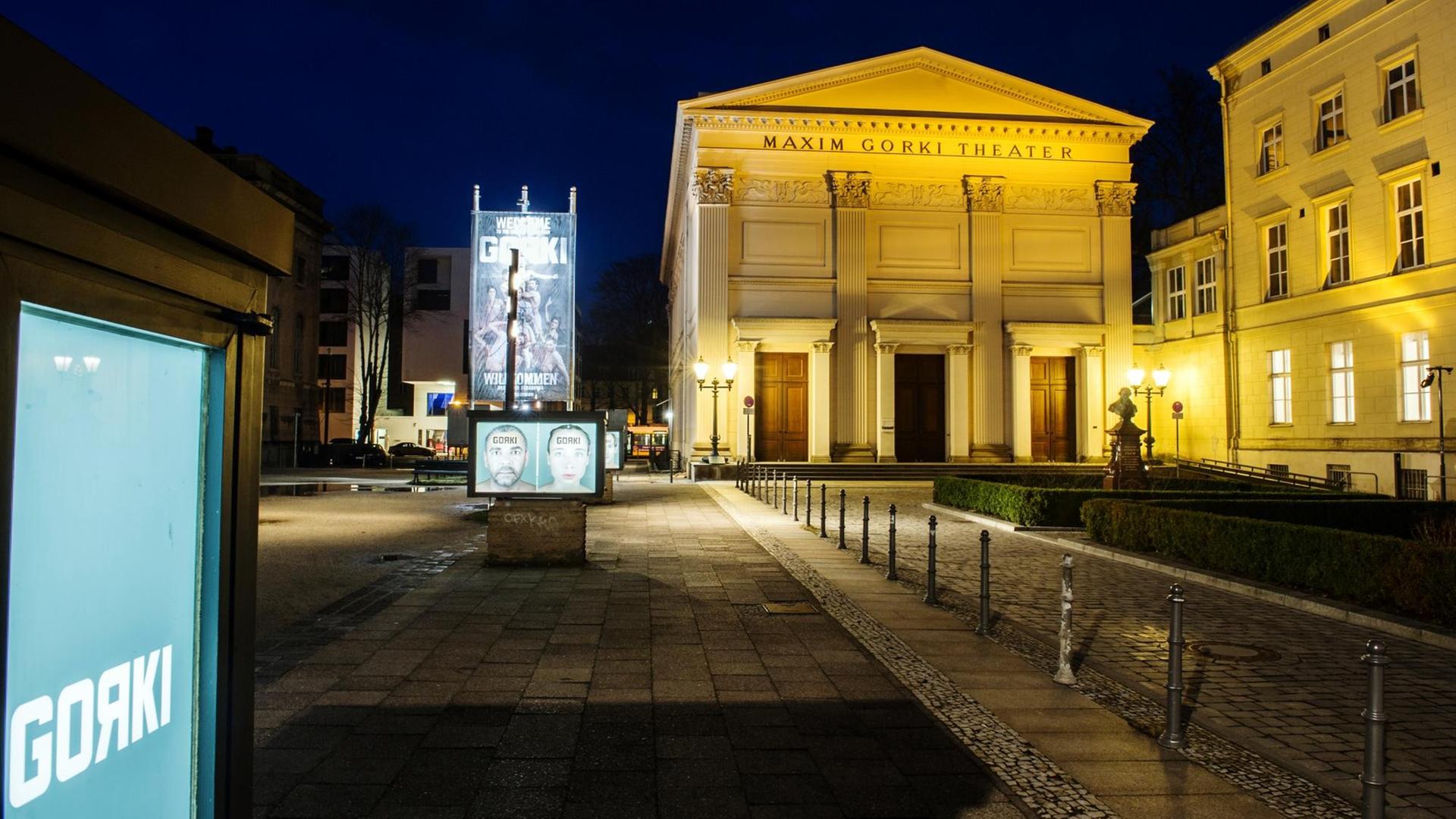Das abendlich beleuchtete Maxim Gorki Theater in Berlin, aufgenommen am 17.01.2015.