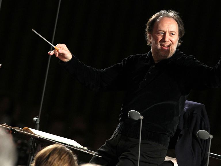 Das Gewandhausorchester zu Leipzig probt unter dem italienichen Dirigenten Riccardo Chailly am Donnerstag (19.04.2012) in der Audienzhalle des Vatikans in Rom, Italien, für ein Konzert.