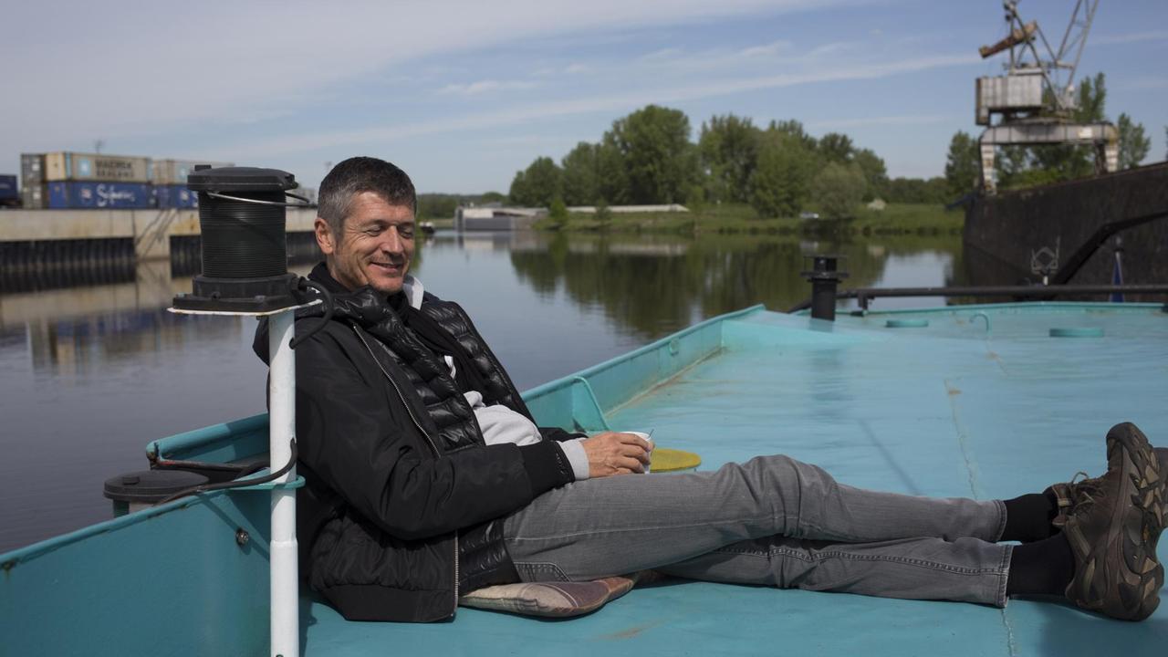 Dlf Kultur-Autor Michael Obert unterwegs auf der Elbe.