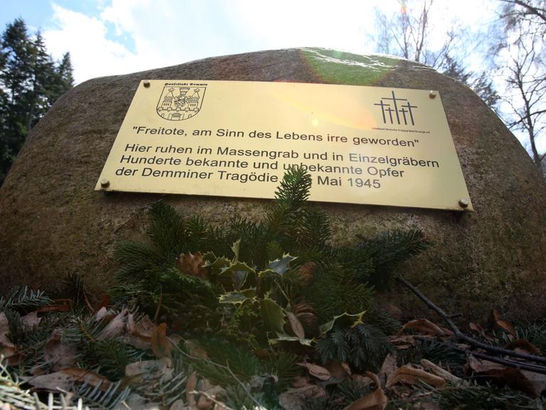 Eine Tafel an einem Gedenkstein auf dem Friedhof in Demmin (Mecklenburg-Vorpommern) erinnert an den Massenselbstmord 1945, aufgenommen am 08.04.2013. In Demmin kam es Historikern zufolge zum Kriegsende zu einem der schlimmsten Fälle von Massenselbstmord.