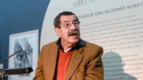 Der Literaturnobelpreisträger Günter Grass liest am 21.11.2013 in Lübeck (Schleswig-Holstein) bei der Eröffnung der Sonderausstellung zum 50-jährigen Jubiläum seines Romans "Hundejahre" aus diesem Text.