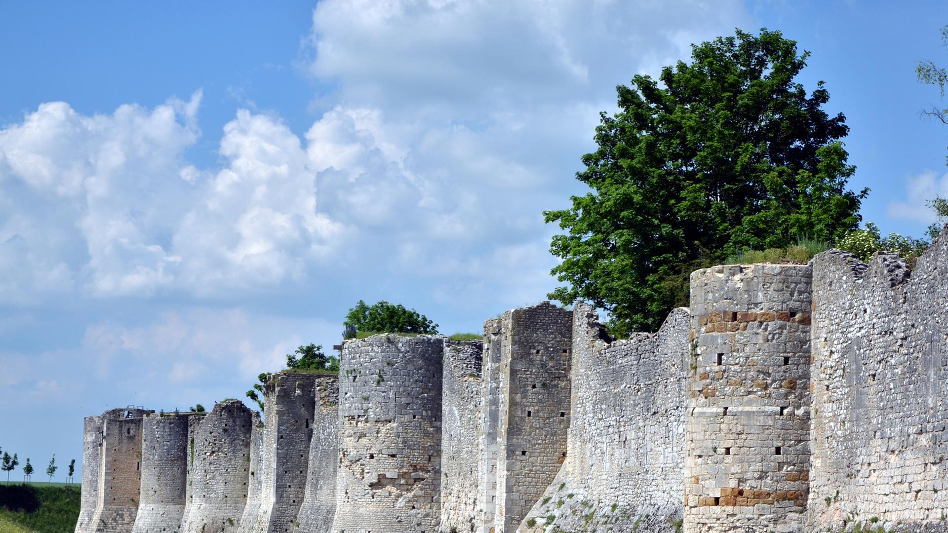 Die aus dem 13. und 14. Jahrhundert stammende Stadtmauer von Provins. Provins steht auf der UNESCO-Liste des Welt- und Kulturerbes.
