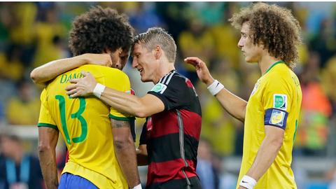 Dante, Thomas Mueller, Bastian Schweinsteiger und David Luiz nach dem Halbfinale.